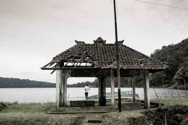 Sebuah paviliun kuno dekat danau di Gunung Putuo zhoushan kota zhejiang provinsi China . — Stok Foto