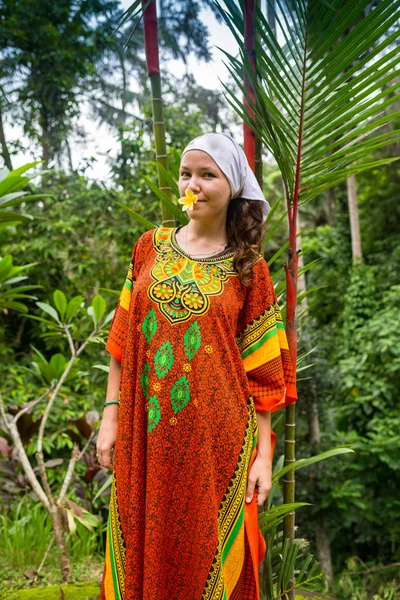 Belle dame en fleurs dans une robe de fleurs dans la forêt tropicale — Photo