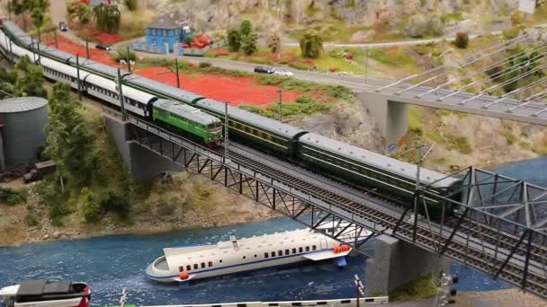 Modelos de trenes de juguete en la maqueta del sistema ferroviario: trenes de pasajeros — Vídeos de Stock