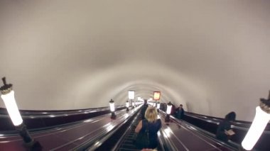 Kiev yeraltı uzun yürüyen merdiven üzerinde hızlandırılmış iniş