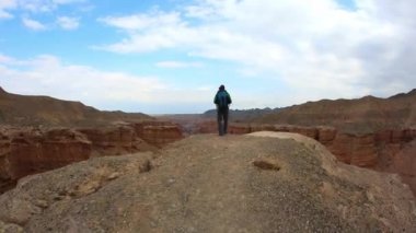 Turist adam selfie Zion Park dağlar Kanyon, Utah, ABD'de hiking video alarak yola. O gülümseyen ve muhteşem manzaralarının keyfini çıkarın
