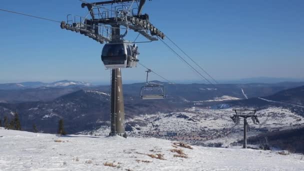 Gondel kabelbaan skilift tegen blauwe hemel — Stockvideo