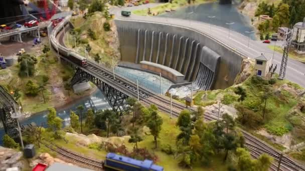 Modelos de trenes de juguete en la maqueta del sistema ferroviario: trenes de pasajeros — Vídeo de stock