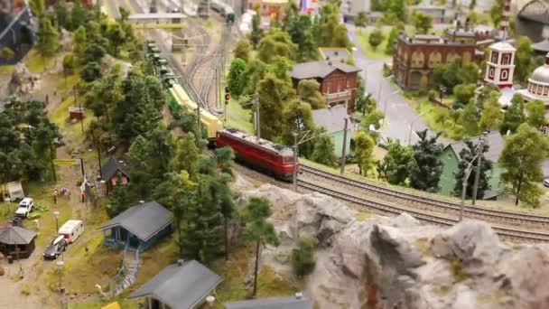 Trein speelgoedmodellen op Railroad instellen Mockup - passagierstreinen — Stockvideo