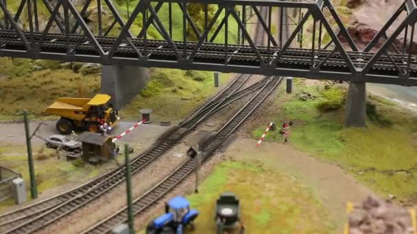 Spielzeugeisenbahnmodelle auf Eisenbahnattrappen - Personenzüge — Stockvideo
