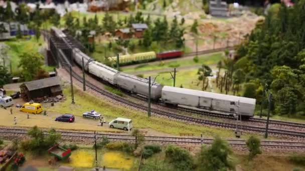 Spielzeugeisenbahnmodelle auf Eisenbahnattrappen - Personenzüge — Stockvideo