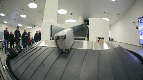 Moskva, Ryssland - 25 juli 2017: Personer på flygplatsen väntar på bagaget nära bagage rulltrappan — Stockvideo