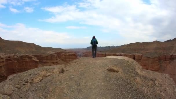 Turist adam selfie Zion Park dağlar Kanyon, Utah, ABD'de hiking video alarak yola. O gülümseyen ve muhteşem manzaralarının keyfini çıkarın — Stok video