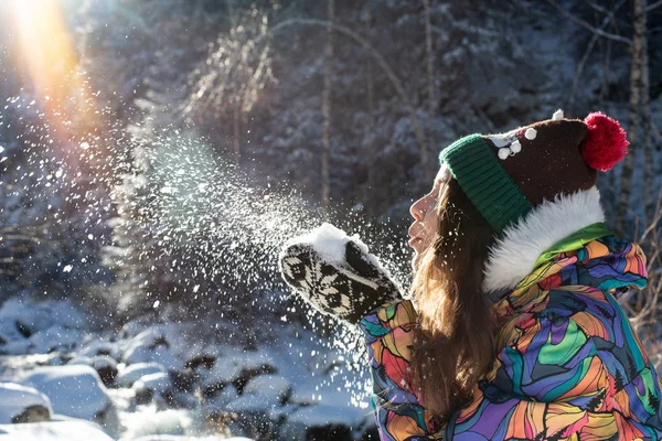 Красавица Зима, цветущая снегом в морозном зимнем парке. На улице. Летающие снежинки. Солнечный день. Подсветка. Веселая красавица, веселящаяся в зимнем парке . — стоковое фото