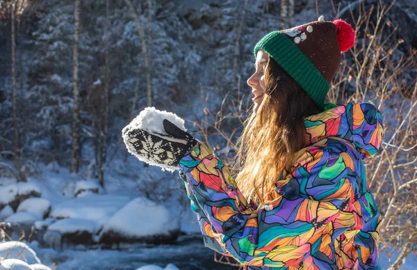 Рождественский портрет девушки на открытом воздухе. Зимняя женщина, выдувающая снег в парке — стоковое фото