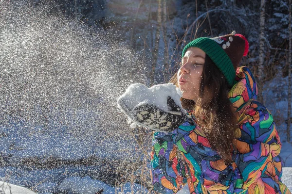 Beauty Winter Girl Blowing Snow (em inglês) no Frosty Winter Park. Ao ar livre. Flocos de neve voadores. Dia ensolarado. De trás. Joyful Beauty jovem mulher se divertindo no parque de inverno . — Fotografia de Stock