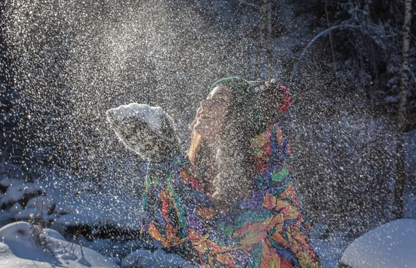 Beauty Winter Girl Blowing Snow (em inglês) no Frosty Winter Park. Ao ar livre. Flocos de neve voadores. Dia ensolarado. De trás. Joyful Beauty jovem mulher se divertindo no parque de inverno . — Fotografia de Stock