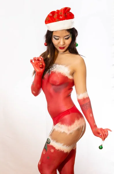 Weihnachten Body Painting auf ein sexy asiatisches Mädchen in Form von Silvesterunterwäsche. — Stockfoto