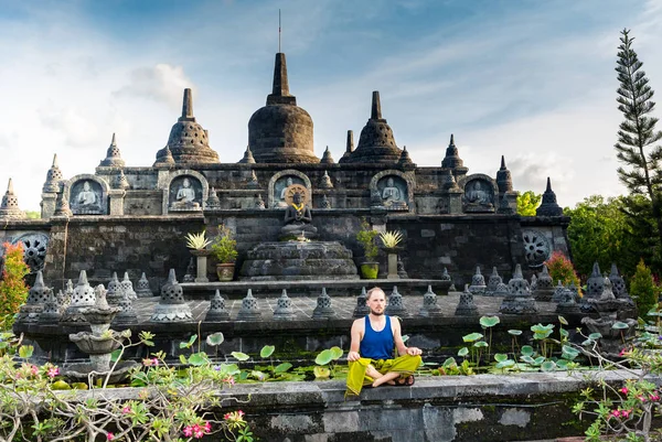 Człowiek przy wejściu do świątyni hinduist w Bali, Indonezja. — Zdjęcie stockowe