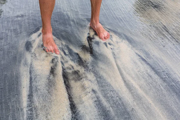 Beine und Sandmuster, die den Ozean aus Sand in verschiedenen Farben schafft. — Stockfoto