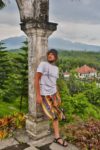 Joven turista en antiguo palacio de agua en la isla de Bali . — Foto de Stock