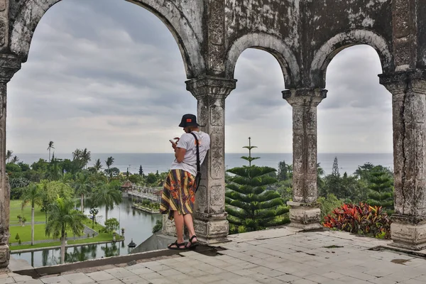 Młody turysta w starym pałacu wody na wyspie Bali. — Zdjęcie stockowe