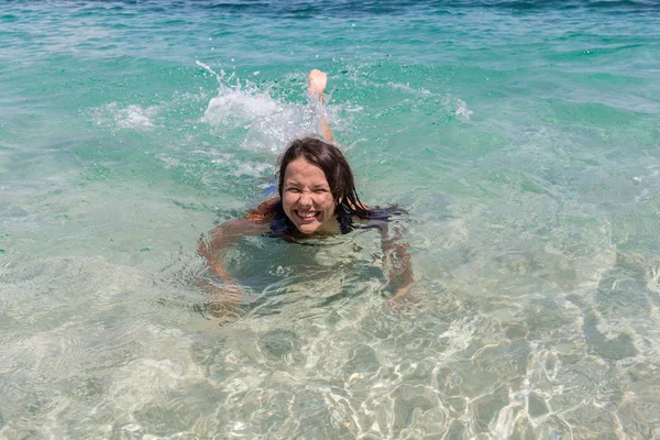 Boldog lány a kék tengerben fürdés — Stock Fotó