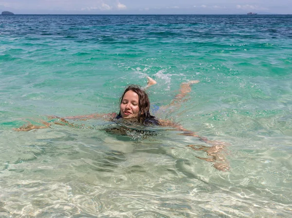 Fille heureuse nageant dans la mer bleue — Photo