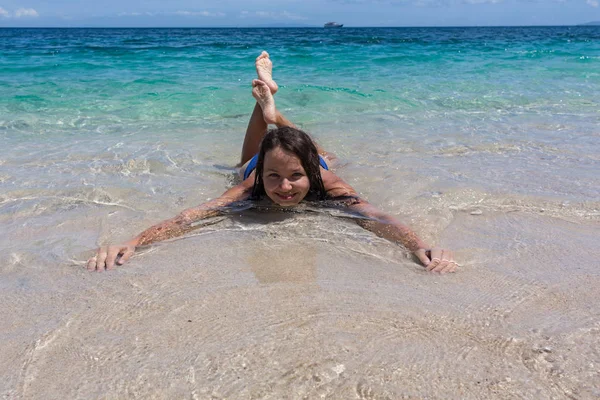躺在热带海滩上的比基尼和稻草帽子的女人 — 图库照片