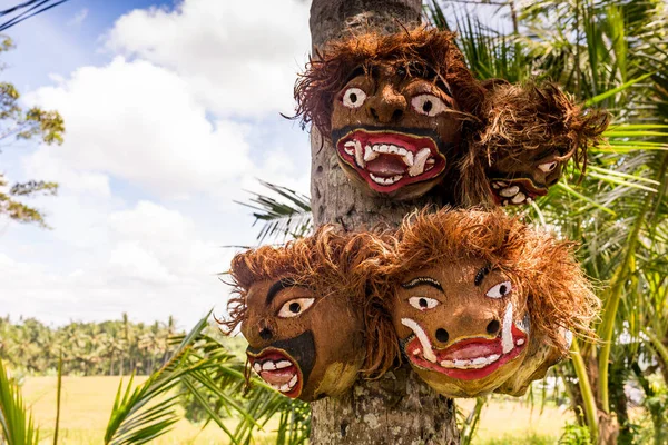 Skupina tradiční Bali Batikované masky visí suvenýr prodávají v Ubudu, ostrov Bali Indonésie. — Stock fotografie