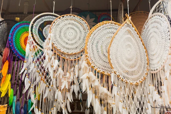 Bali dili Pazar. Ahşap ve yerel sakinlerinin el sanatları Hediyelik eşya. Renkli Hatıra Eşyası ve figürler. Bali, Endonezya.