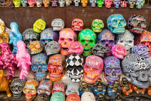 Mercado balinés. Recuerdos de madera y artesanía de los residentes locales. Coloridos recuerdos y figuritas. Bali, Indonesia . — Foto de Stock
