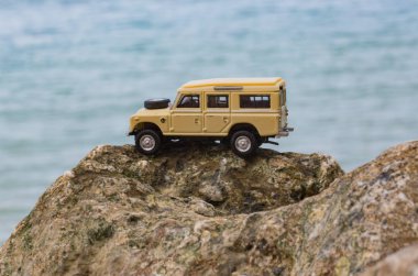 Plajda oyuncak 4 x 4 Offroad araç sürücüleri