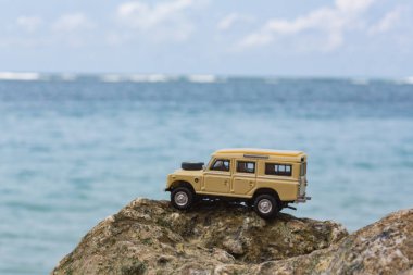 Plajda oyuncak 4 x 4 Offroad araç sürücüleri