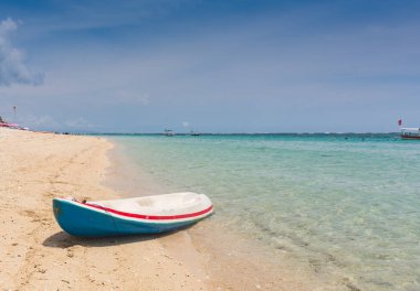 tropik sahilde güzel günbatımında kayık.