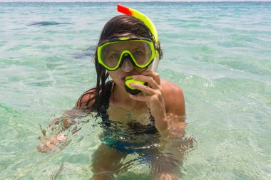 Plaj tatil eğlenceli bir goofy yüzme sırasında okyanus su surat bir şnorkel tüplü maske giyen kadın. Asyalı kız üstünde onun seyahat etmek tatil tatlı portresi. Veya kýþýn hedef.