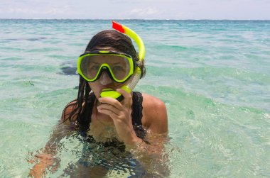 Plaj tatil eğlenceli bir goofy yüzme sırasında okyanus su surat bir şnorkel tüplü maske giyen kadın. Asyalı kız üstünde onun seyahat etmek tatil tatlı portresi. Veya kýþýn hedef.