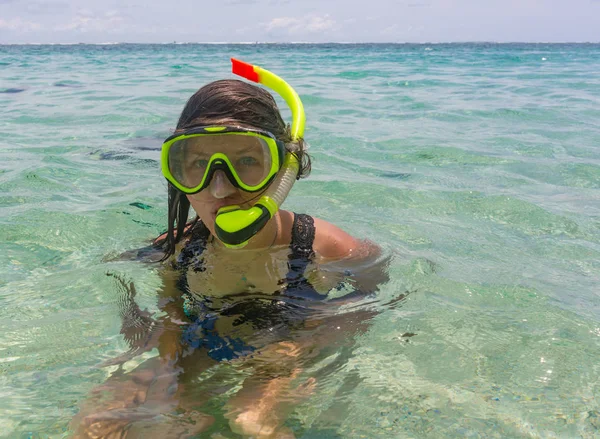 Strand nyaralás móka nő, hogy egy ostoba arc úszás közben, az óceán víz légzőcső búvár maszkot visel. Vértes portréja, ázsiai lány, ő utazik nyaralni. Nyári vagy Téli úticél. — Stock Fotó