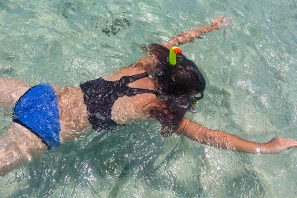 Vista aerea di giovane donna in bikini luminoso sta nuotando nel mare trasparente e blu. Vista dall'alto della donna magra che galleggia sull'acqua del mare delle Andamane. Isola di Khai Nok, Phuket, Thailandia . — Foto Stock