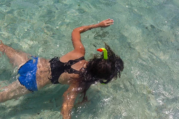 Vista aerea di giovane donna in bikini luminoso sta nuotando nel mare trasparente e blu. Vista dall'alto della donna magra che galleggia sull'acqua del mare delle Andamane. Isola di Khai Nok, Phuket, Thailandia . — Foto Stock