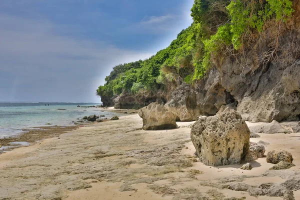 Playa tropical al atardecer - fondo natural en Bali — Foto de Stock