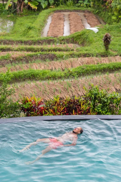 Luxury Resort. Człowiek wypoczywa w nieskończoność pływania basen wody. Piękny szczęśliwy zdrowy Model mężczyzna korzystających lato wakacje w Tropical Spa Hotel w Indonezji, widok na morze. Letni relaks koncepcja — Zdjęcie stockowe