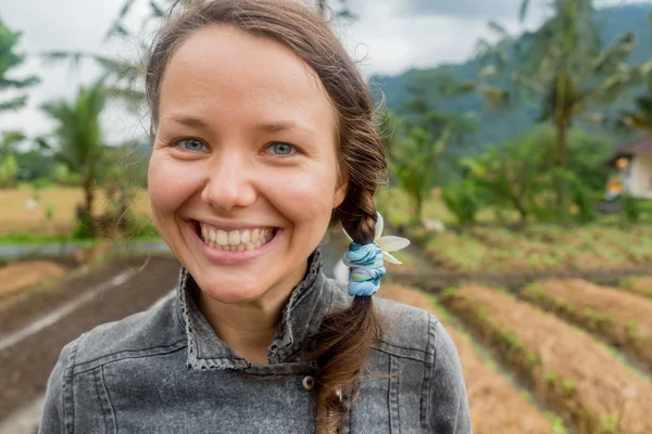 Mujer sonriendo con una sonrisa perfecta y dientes blancos en un parque y mirando a la cámara — Foto de Stock