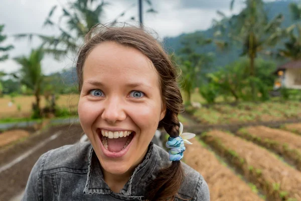 Mujer sonriendo con una sonrisa perfecta y dientes blancos en un parque y mirando a la cámara — Foto de Stock