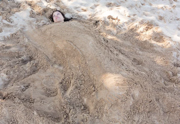Güzel Bayan kuma gömülü sanat fotoğrafı — Stok fotoğraf