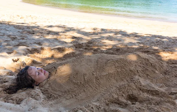 Gyönyörű hölgy temették el a homokban-Art fotó — Stock Fotó