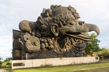 GWK kültür parkındaki Garuda heykelinin büyük ölçekli anıtı. Uluwatu, Bali Adası, Endonezya 'daki Garuda Wisnu Kencana' da mistik bir kuş. Bali dünyaca ünlü bir turistik yerdir..