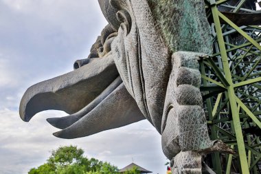 GWK kültür parkındaki Garuda heykelinin büyük ölçekli anıtı. Uluwatu, Bali Adası, Endonezya 'daki Garuda Wisnu Kencana' da mistik bir kuş. Bali dünyaca ünlü bir turistik yerdir..