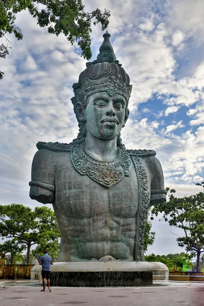 Bali, Indonésie - Desemder 01, 2017: oddaný nese košík s ovocem jako oběti Pána Višnua na Garuda Wisnu Kencana v Uluwatu, ostrov Bali. — Stock fotografie