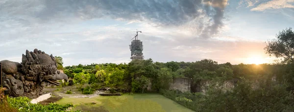 Large-scaled monument of Garuda statue in GWK cultural park. a mystical bird at the Garuda Wisnu Kencana at Uluwatu, Bali Island, Indonesia. Bali is a world famous tourist destination. — Stock Photo, Image