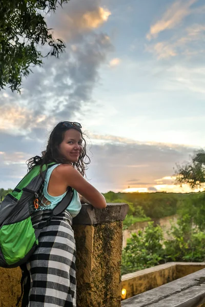 Fille voyageant profiter de la vue sur de beaux paysages ruraux après le coucher du soleil. Femme heureuse regardant l'horizon à la campagne . — Photo