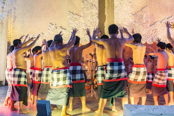乌布， 巴厘岛， 印度尼西亚 - Desember， 12： Legong 传统巴厘岛舞蹈在乌布， 巴厘岛， 印度尼西亚德森德， 12， 2017 — 图库照片