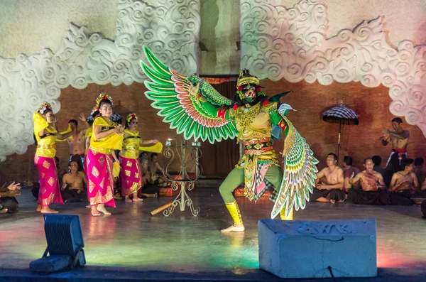 UBUD, BALI, INDONESIA - Diciembre, 12: Legong traditional Balinese dance in Ubud, Bali, Indonesia on Desemder, 12, 2017 —  Fotos de Stock