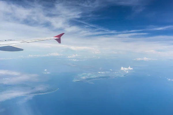 Avión volando sobre tierra firme. Puede utilizar para el fondo de transporte de aerolíneas . —  Fotos de Stock