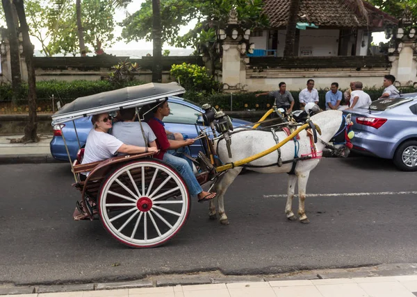 Buyukada, Istanbul, Türkiye - 02 Desember 2018: Geleneksel antrenörler kişi taşıyan. Koç atları ve coachmans Prens Adaları Buyukada, Istanbul, Türkiye. Arabalar adada izin verilmez